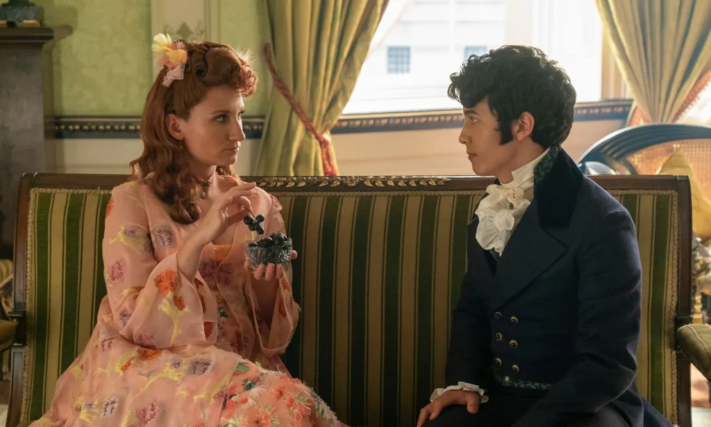 James Phoon dans le rôle de Harry Dankworth, avec sa nouvelle épouse Prudence Featherington, interprétée par Bessie Carter. 