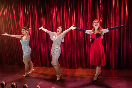 Jerry's Girls est une revue musicale légère et agréable – critique