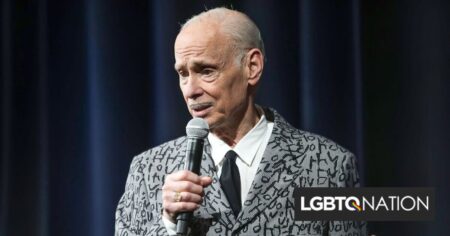 John Waters hospitalisé après un accident de voiture