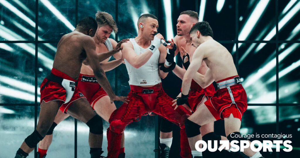 L'Eurovision devient gay pour la boxe alors qu'Olly Alexander chante dans le « vestiaire dystopique d'un gymnase » L'Eurovision devient gay pour la boxe alors qu'Olly Alexander chante dans le « vestiaire dystopique d'un gymnase »