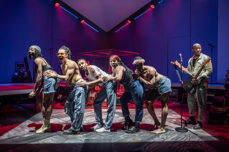 La comédie musicale Passing Strange, lauréate d'un Tony, a beaucoup de bonnes idées qui ne collent pas vraiment – critique La comédie musicale Passing Strange, lauréate d'un Tony, a beaucoup de bonnes idées qui ne collent pas vraiment – critique