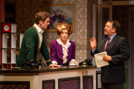 La version scénique de Fawlty Towers est un exercice de nostalgie – critique