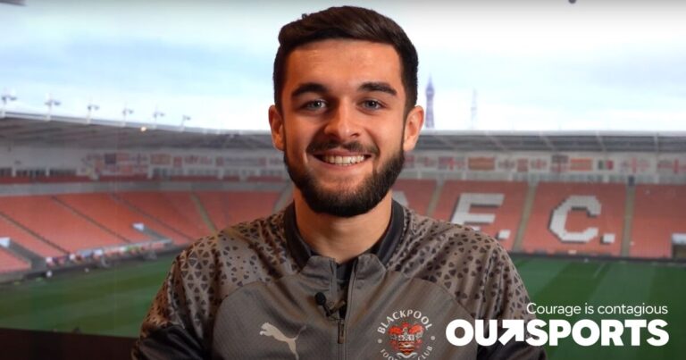 Le contrat professionnel de Jake Daniels à Blackpool prolongé, deux ans après avoir révélé son homosexualité