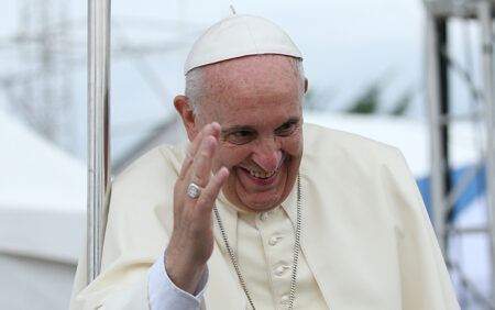 Le pape François aurait qualifié les hommes homosexuels d'insulte lors d'une récente réunion