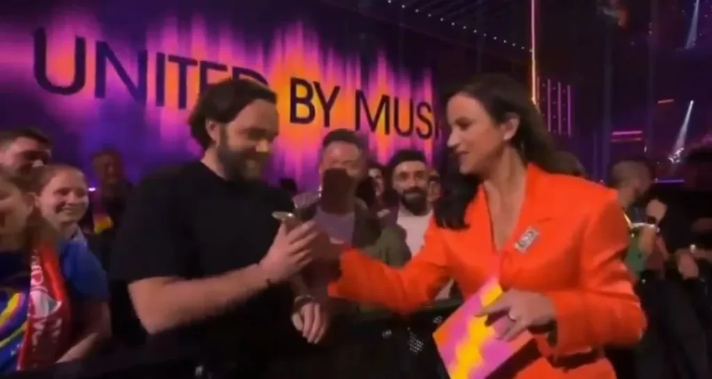 Le téléphone du public est inondé de notifications Grindr à la télévision en direct, et c'est un moment historique pour l'Eurovision The hilarious moment was caught on live TV. (Eurovision/BBC)