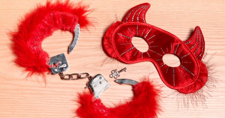 Équipement fétichiste comprenant des menottes rouges en fourrure et un masque du diable
