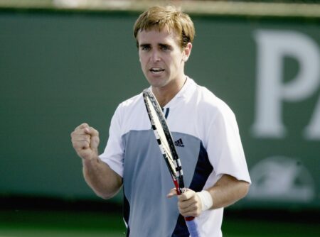 INDIAN WELLS, CA - 12 MARS : Brian Vahaly célèbre un point contre Harel Levy d'Israël lors de l'Open de Pacific Life le 12 mars 2004 à l'Indian Wells Tennis Garden à Indian Wells, en Californie.  (Photo de Matthew Stockman/Getty Images)