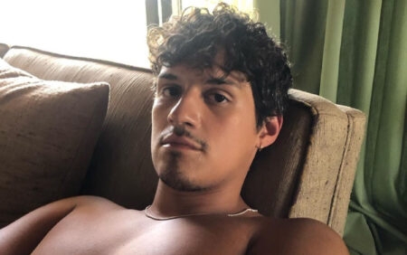 Omar Apollo dit qu'il apprécie "l'adrénaline" qui accompagne le sexe sur Facetime