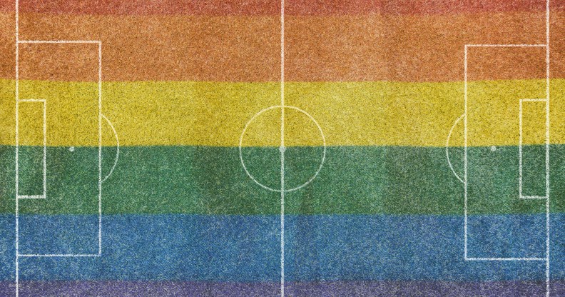 Plus d'un tiers des jeunes athlètes LGBTQ+ en Australie sont victimes de discrimination dans le sport, selon une étude Vue aérienne d'un terrain de football en herbe sans personne et avec des lignes blanches peintes, avec le drapeau arc-en-ciel lgtb peint sur l'herbe.