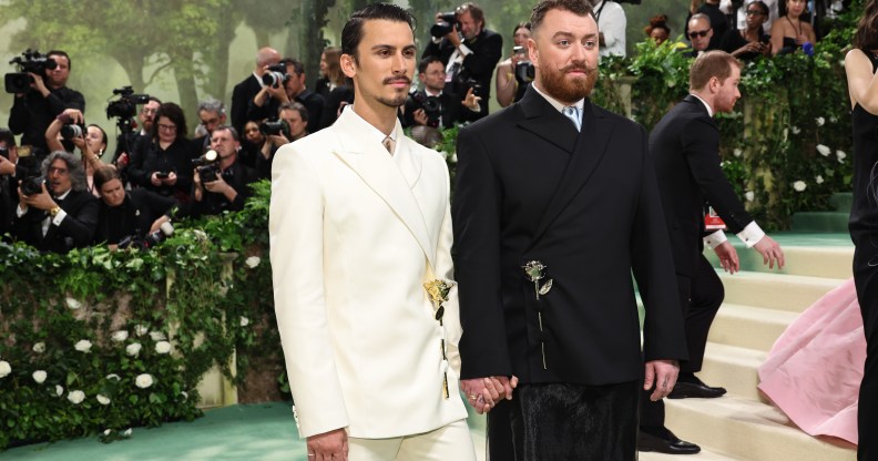 Sam Smith fait ses débuts sur le tapis rouge du Met Gala avec Christian Cowan dans un look de couple assorti Sam Smith (à droite) portait un modèle de son partenaire Christian Cowan (à gauche). (Getty)