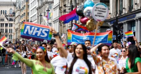 Un membre du personnel du NHS sur 20 s’identifie comme LGBTQ+.  (Getty)