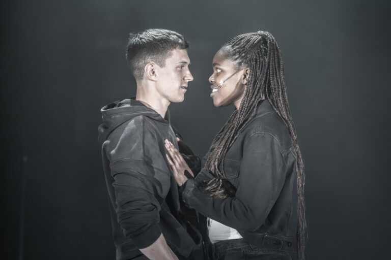 Tom Holland joue dans une mise à jour élégante de Roméo et Juliette – critique