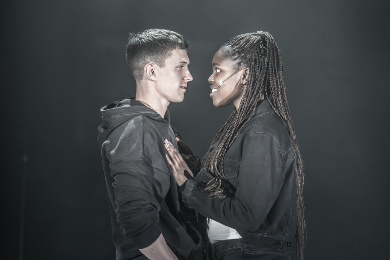 Tom Holland joue dans une mise à jour élégante de Roméo et Juliette – critique Tom Holland joue dans une mise à jour élégante de Roméo et Juliette – critique