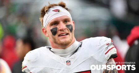 Un fan des Bills avec 2 papas reçoit le maillot d'un joueur de la NFL avec 2 mamans, et tout le monde est en larmes
