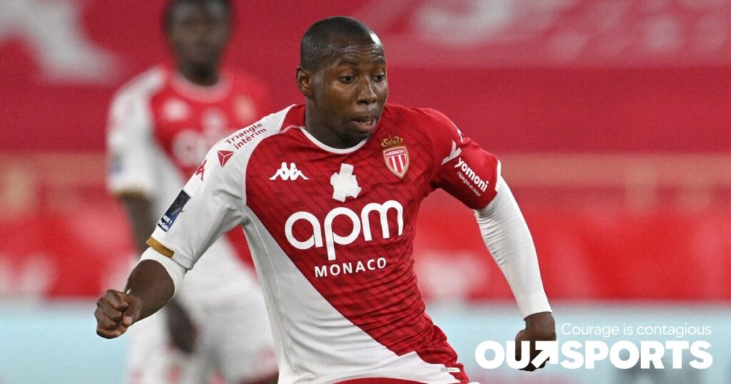 Un joueur de football enregistre un badge anti-homophobie sur un maillot en guise de camouflet pour la ligue et la communauté LGBTQ Un joueur de football enregistre un badge anti-homophobie sur un maillot en guise de camouflet pour la ligue et la communauté LGBTQ