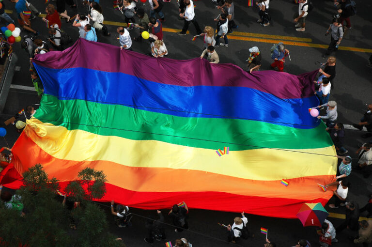Un foyer sûr après les persécutions : le refuge de l’association Famille au Grand Cœur pour les jeunes réfugiés LGBTQ+