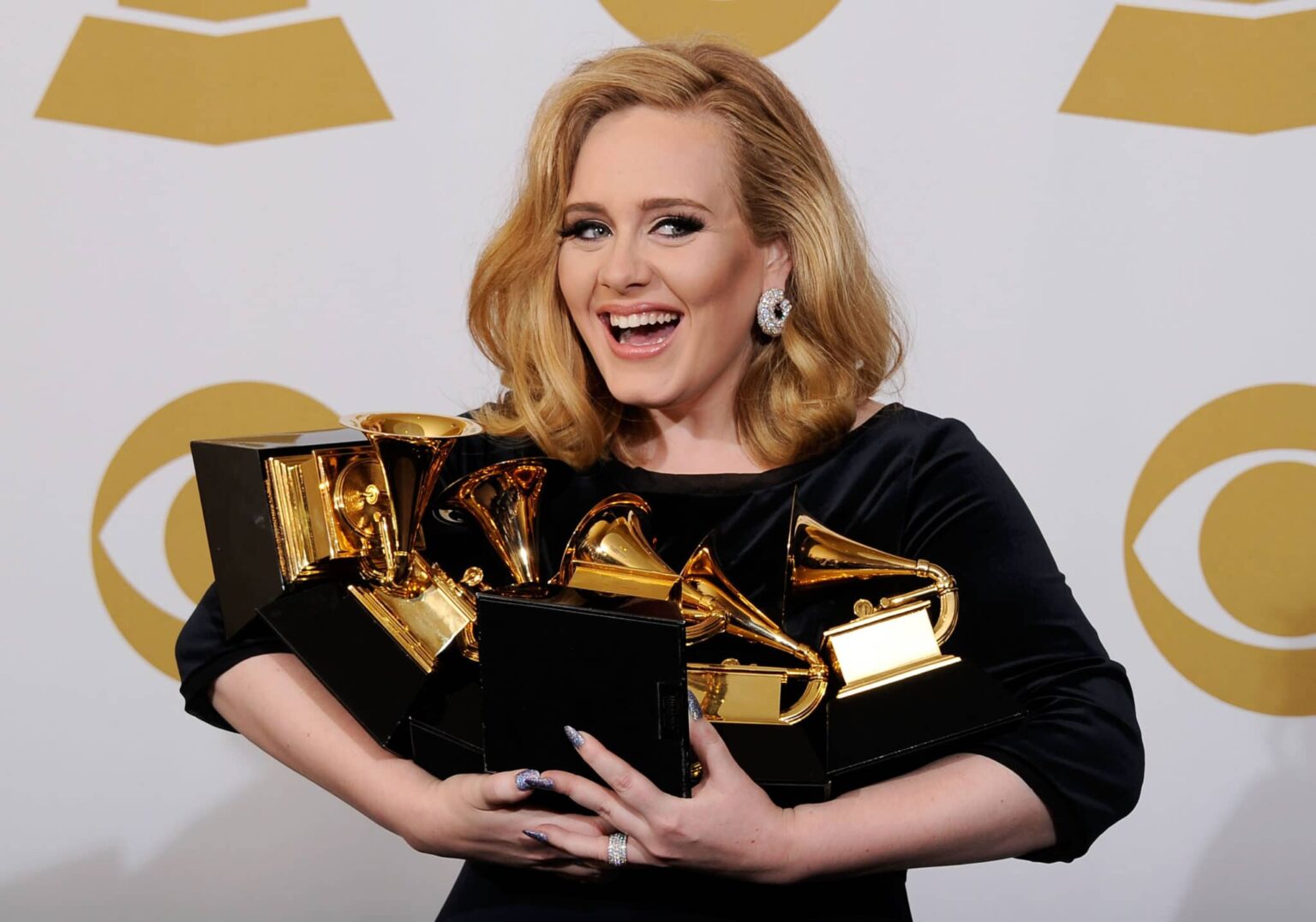 Adele a écrit l'un de ses plus grands succès spécifiquement pour en faire un hymne gay, et 6 autres raisons de rester Adele holding an armful of Grammys