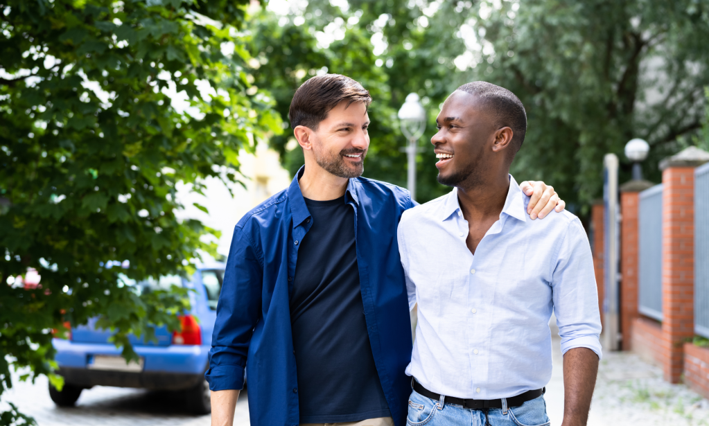 hommes à un rendez-vous 