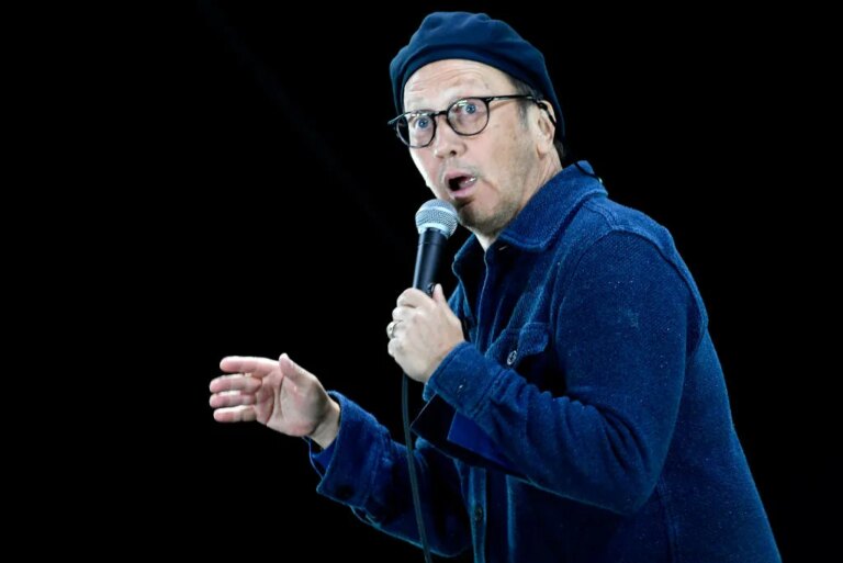 Le comédien Rob Schneider « hué hors scène » pour des blagues offensantes lors d'une collecte de fonds : « stupidité transphobe »