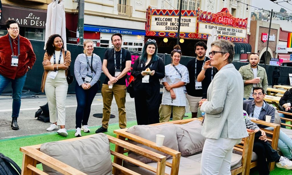 Il s’agit d’une image d’un groupe diversifié de personnes debout à l’extérieur.