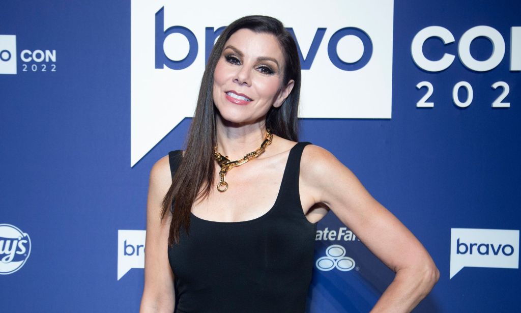 La star de Real Housewives of Orange County, Heather Dubrow, porte une robe noire alors qu'elle pose pour la caméra.