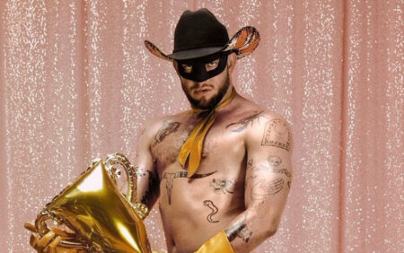 La séance photo nue d'Orville Peck a des fans assoiffés qui crient « YEEHAW ! »