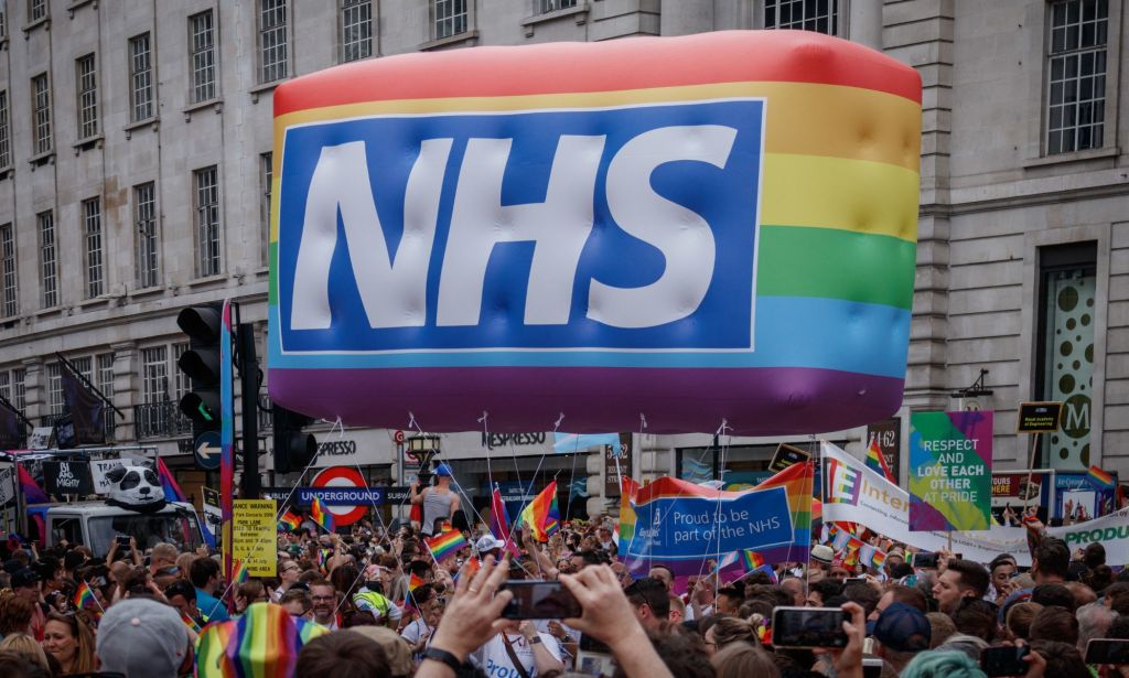 Un char du NHS lors d’un événement Pride au Royaume-Uni.