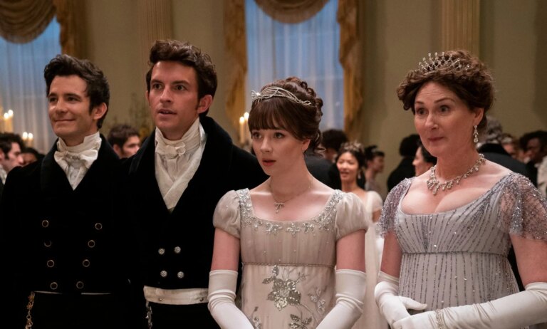 La saison 3 de Bridgerton confirme que le personnage préféré des fans est queer Luke Thompson as Benedict Bridgerton, Jonathan Bailey as Anthony Bridgerton, Claudia Jessie as Eloise Bridgerton, Ruth Gemmell as Lady Violet Bridgerton in Bridgerton season two.