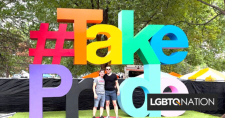 James Roy n'a pas l'habitude de montrer de l'affection en public.  Mais quand il le fait, c'est pendant la Pride.