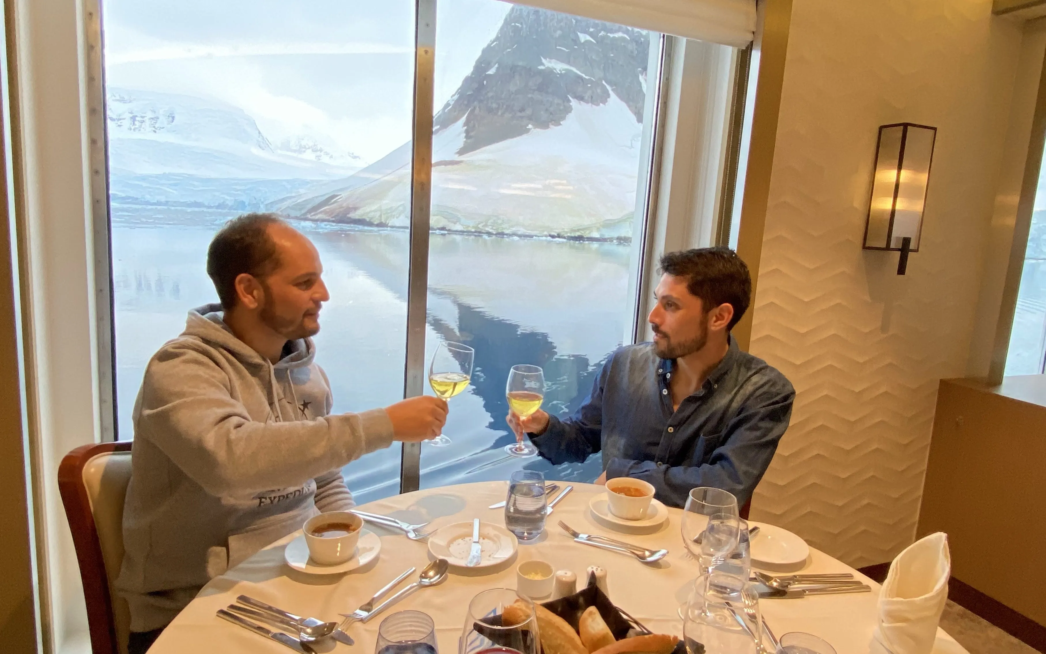 Dégustez un verre de vin sur AE Expeditions Pride Voyage. 