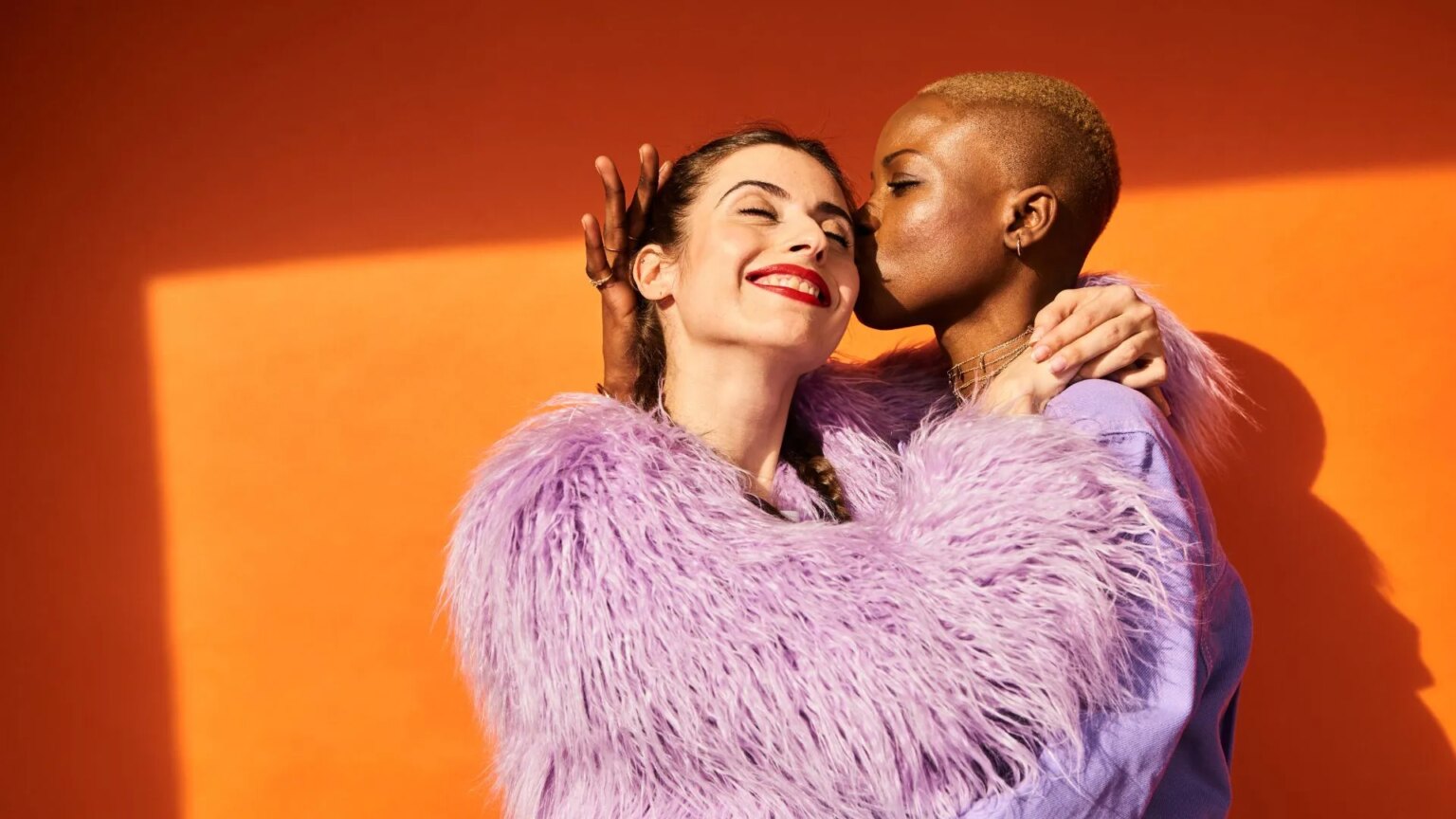 Voici combien gagnerait en moyenne un couple LGBTQ+ américain Bright, colourful image of an LGBTQ+ couple