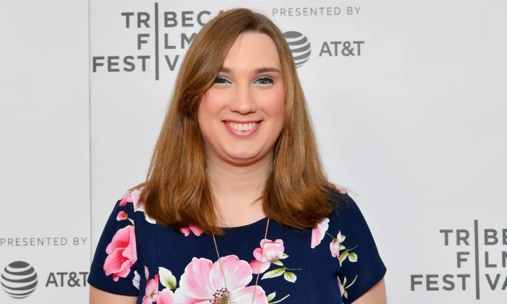 Sarah McBride lors d'un événement presse sur le tapis rouge.