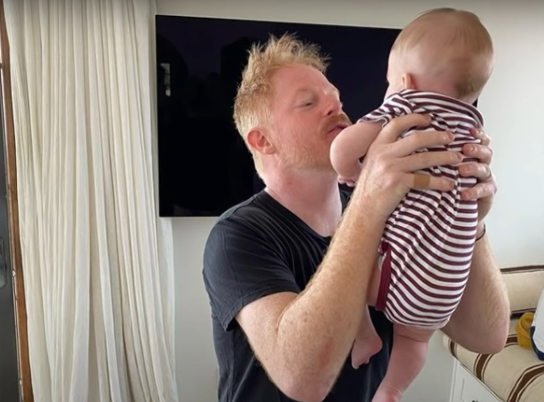 Jesse Tyler Ferguson avec bébé Beckett