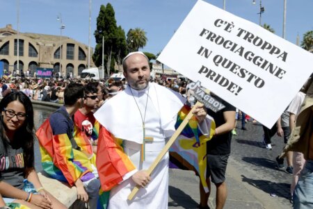 Les fidèles de la Fierté de Rome célèbrent leur 30e anniversaire en se moquant du commentaire "frociaggine" du pape