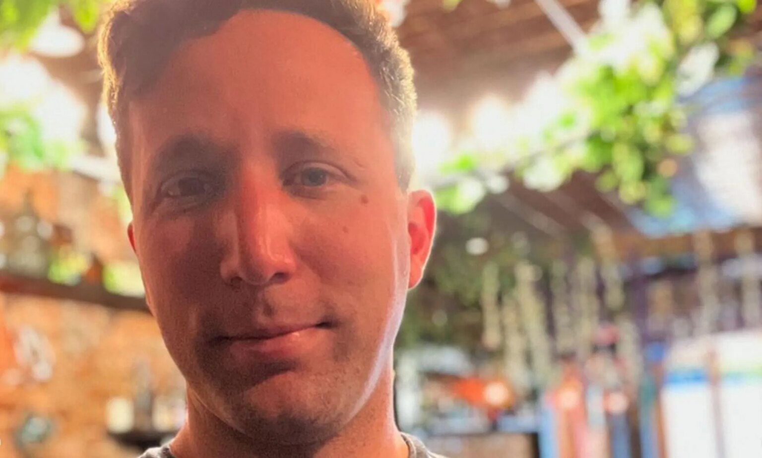 Le propriétaire queer d’un pub sur le thème des sorciers met fin à une étude anti-trans A selfie of the Cauldron Pub