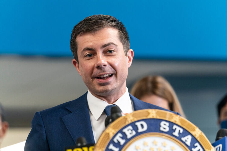 Pete Buttigieg s'exprime lors d'une conférence de presse à New York pour donner son feu vert au projet de tunnel Gateway au Amtrak Concourse de Penn Station en 2021