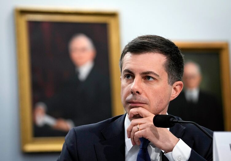 20 avril 2023 : le secrétaire aux Transports Pete Buttigieg témoigne devant le sous-comité des transports, du logement, du développement urbain et des agences connexes sur la demande de financement du président Biden pour l'exercice 2024