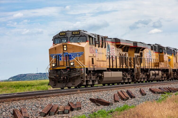 Une locomotive diesel Union Pacific transporte des marchandises de la gare de Cheyenne vers Pine Bluffs et les plaines du Midwest.