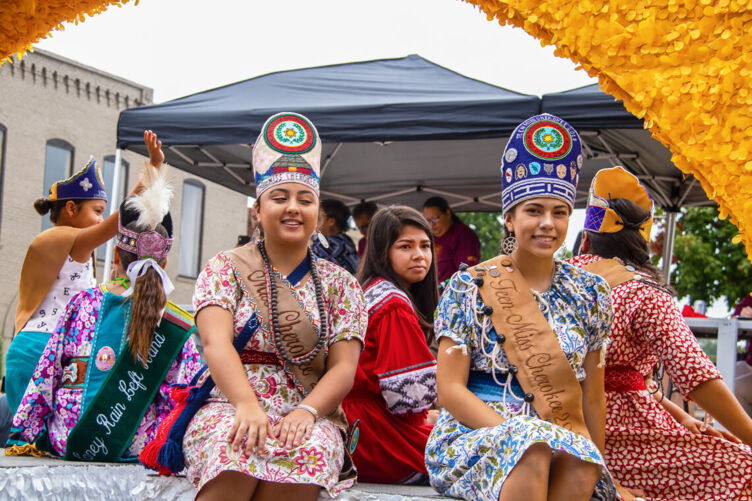 Princesses amérindiennes sur un char lors du défilé national Cherokee