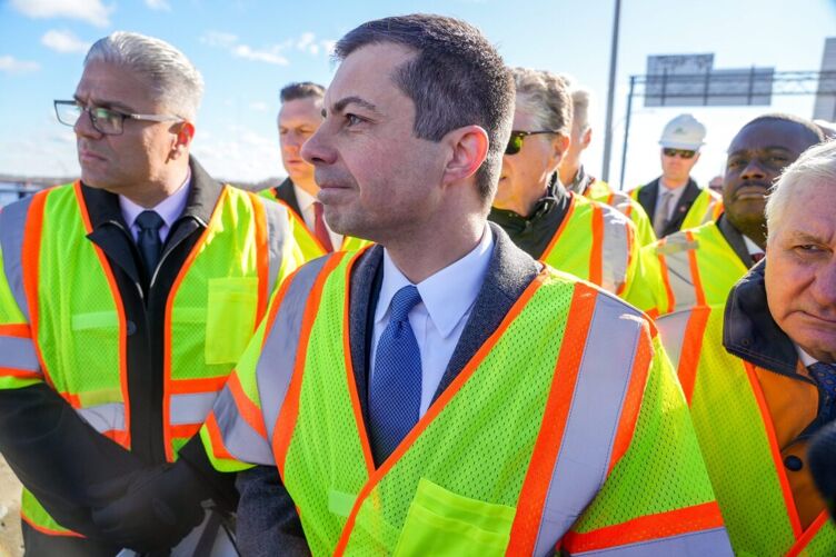 Le secrétaire américain aux Transports, Pete Buttigieg, visite le pont de Washington lors de sa visite au Rhode Island le 19 mars.