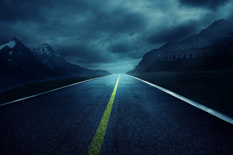 Une route sombre.