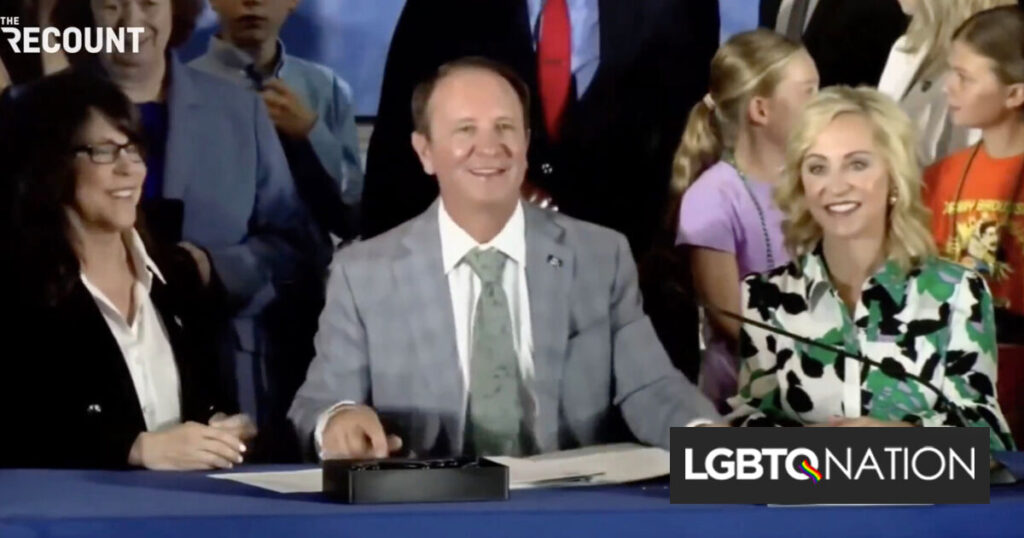 Le gouverneur républicain « suffisant » ignore l’enfant qui s’évanouit alors qu’il signe une loi poussant le christianisme dans les écoles publiques Le gouverneur républicain « suffisant » ignore l’enfant qui s’évanouit alors qu’il signe une loi poussant le christianisme dans les écoles publiques