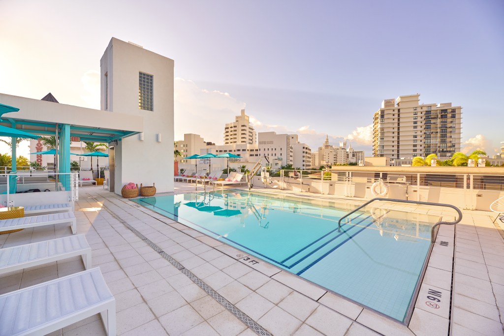 La piscine sur le toit de l'hôtel Greystone 