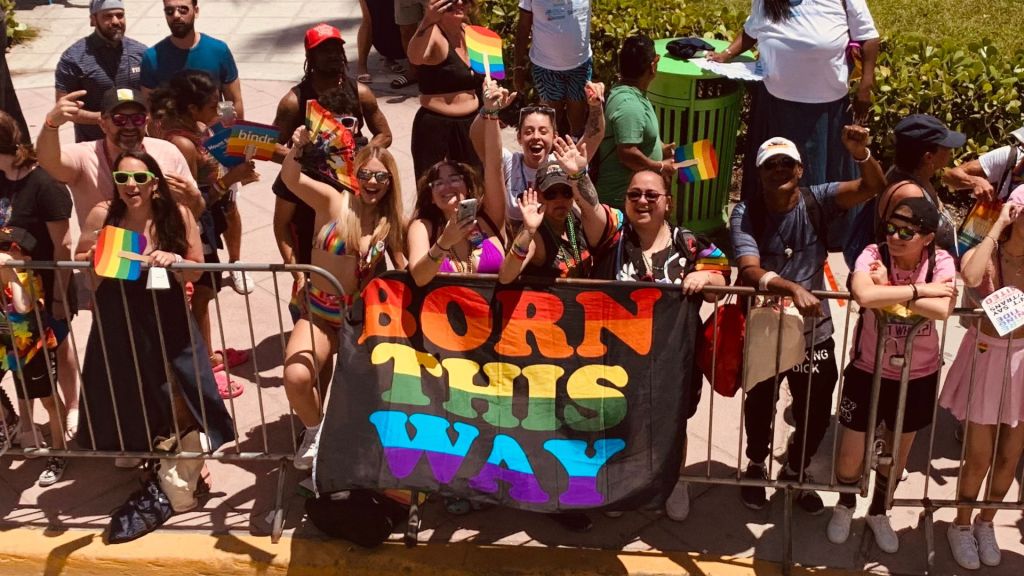Les fidèles brandissent une banderole indiquant « Born This Way » lors de la Miami Beach Pride 2024