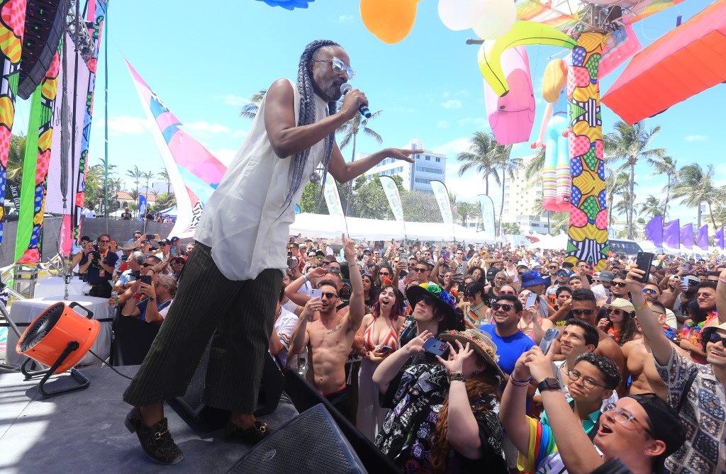 L'acteur et artiste d'enregistrement Billy Porter accueille les participants au festival dans son rôle de grand maréchal du défilé lors du festival annuel de la fierté de Miami Beach, le 14 avril 2024 à Miami Beach, en Floride.