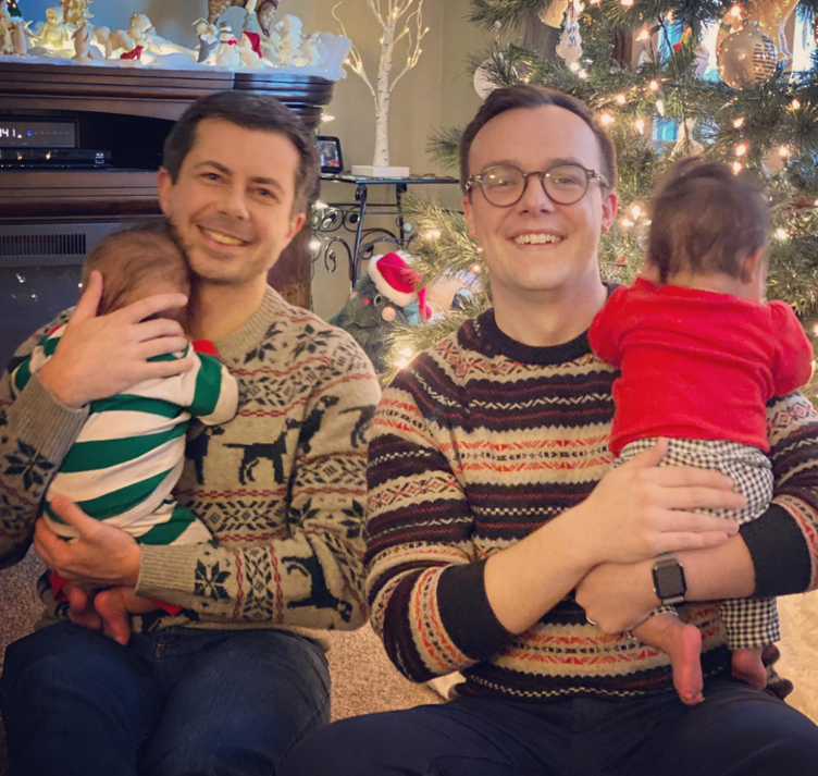 Pete et Chasten Buttigieg et leurs enfants