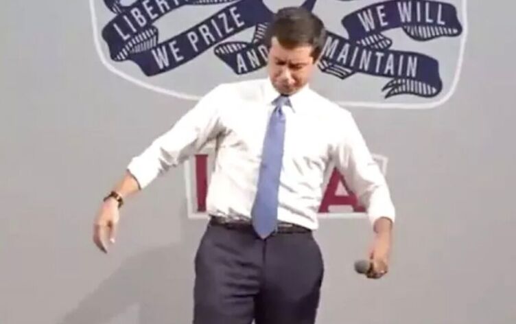 Pete Buttigieg remarque qu'une abeille s'est posée sur lui
