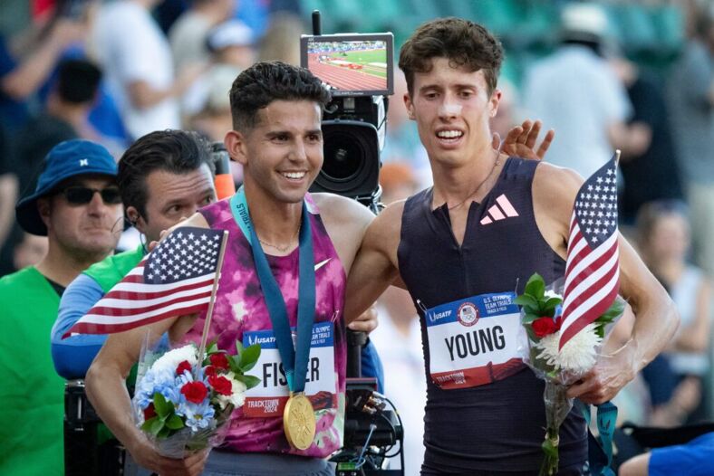 Nico Young, à droite, avec Grant Fisher après le 10 000 mètres masculin aux essais olympiques d'athlétisme des États-Unis à Eugene, Oregon. Young et Fisher seront rejoints par Woody Kincaid dans l'équipe olympique américaine.
