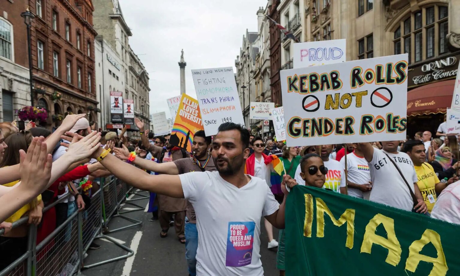 La première fierté musulmane du Royaume-Uni aura lieu ce week-end Members of the Imaan Muslim LGBTQI support group take part in the Pride in London parade on 06 July, 2019 in London, England. The festival, which this year celebrates 50 years since the Stonewall Uprising, attracts hundreds of thousands of people to the streets of the British capital to celebrate the LGBT+ community. (Photo by WIktor Szymanowicz/NurPhoto via Getty Images)