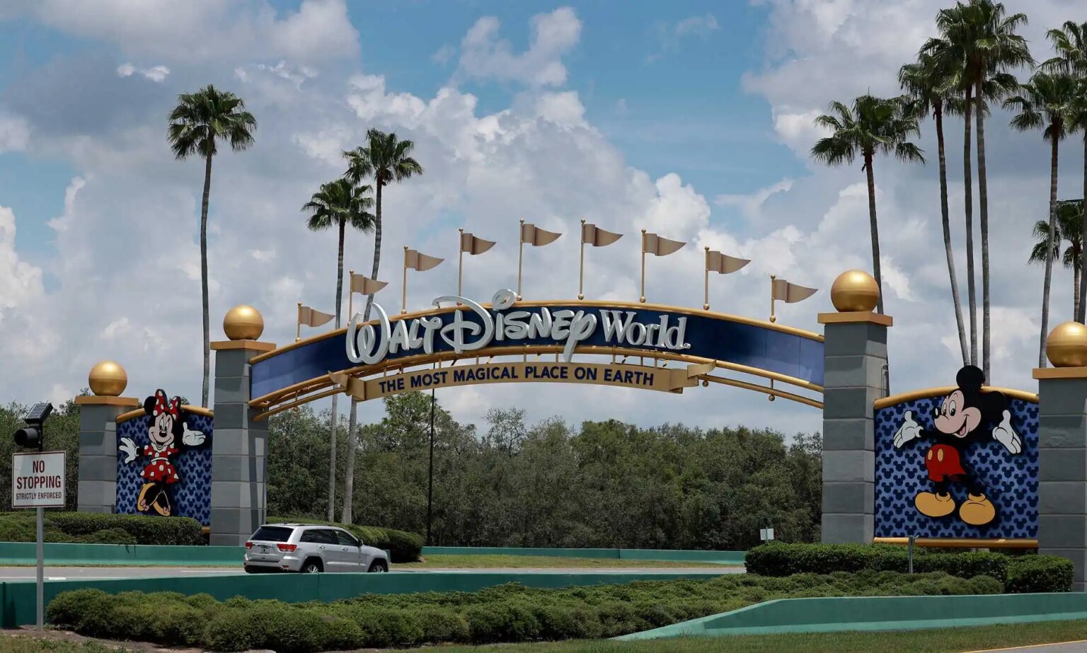 Disney continue de faire des dons à des groupes liés aux politiciens qui ont voté pour la loi Don't Say Gay en Floride Disney continue de faire des dons à des groupes liés aux politiciens qui ont voté pour la loi Don't Say Gay en Floride